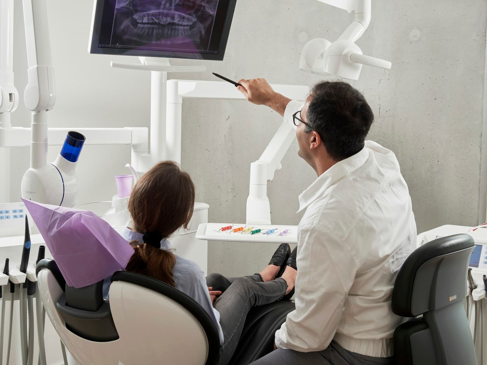 Dentist showing a patient their scan on a screen